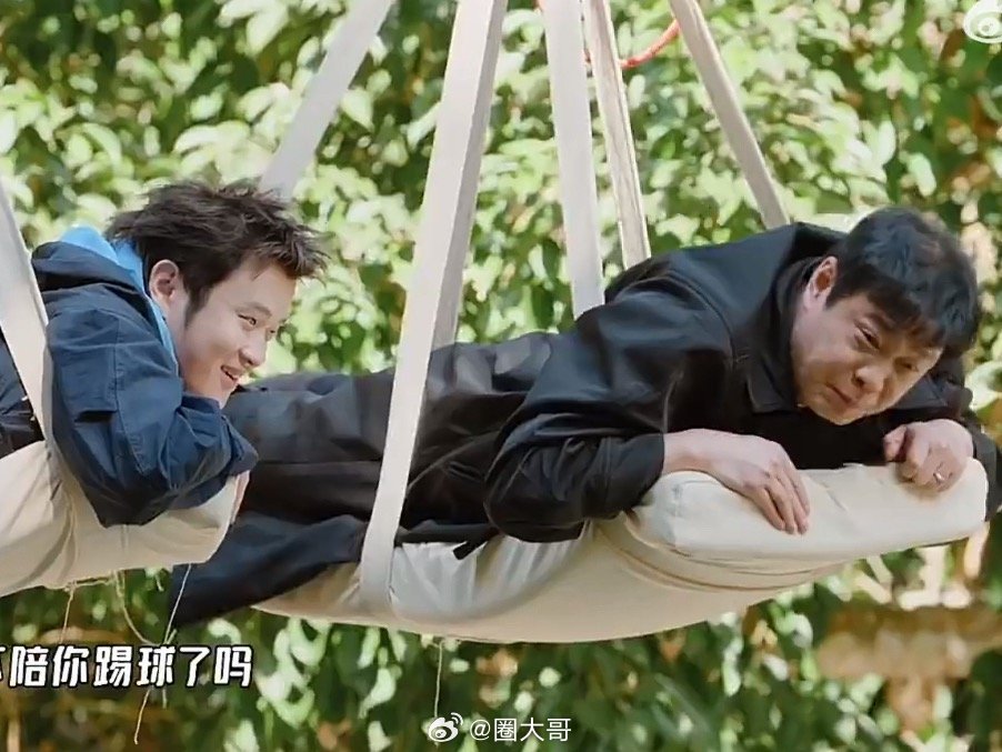 马頔和鹿晗套近乎笑不活了，一边是北京孩子的老乡情，一边是热爱的足球。别说是鹿晗了