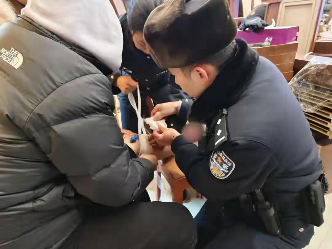 近日，一游客男子在哈尔滨街头因寒冷致腿部静脉曲张血管破裂，鲜血浸透裤管。民警将其