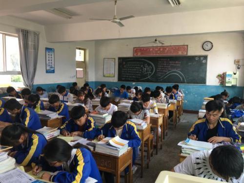 上课
儿子的娘，教高三。满打满算学生在校还有两个月的时间，这期间，有清明节假、五