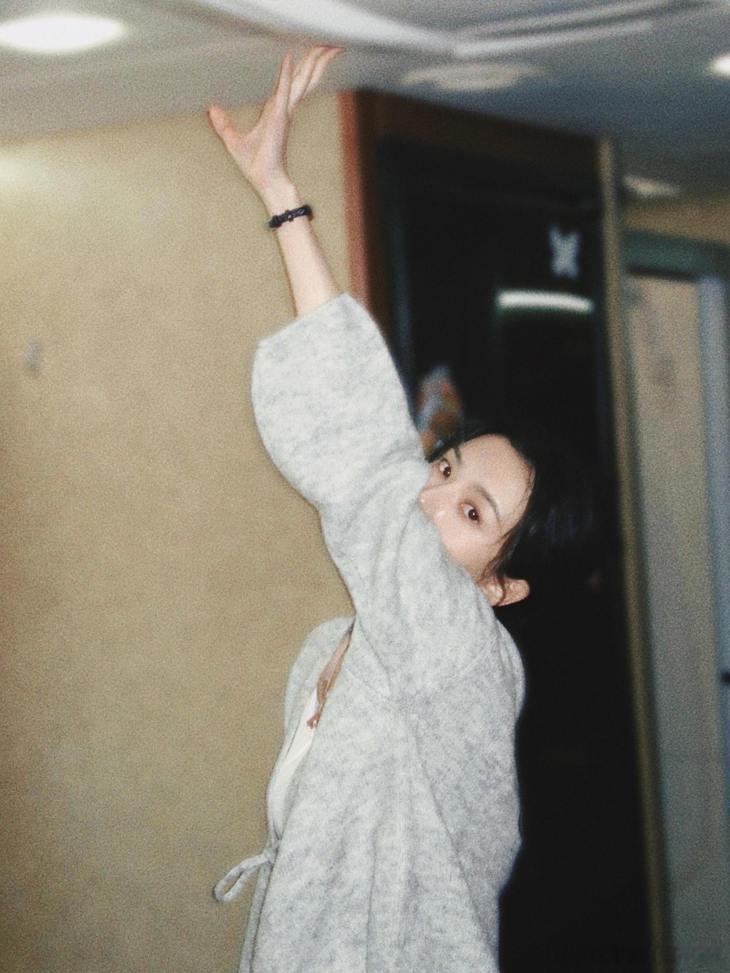 宋祖儿晒小青笔记 宋祖儿故事感 宋祖儿晒小青笔记，六宫格复古质感随拍，满满的故事