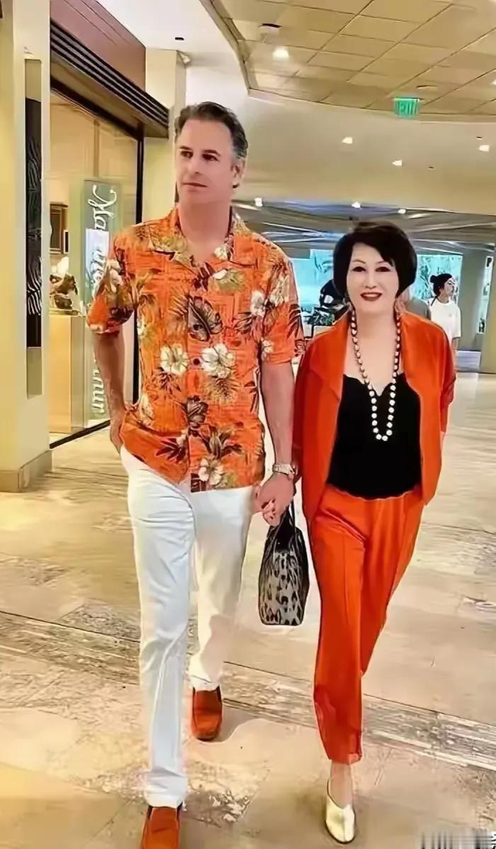 老外是个大块头，身高至少在一米九以上，女子和老外走在一起，显得有些小巧玲珑，小鸟