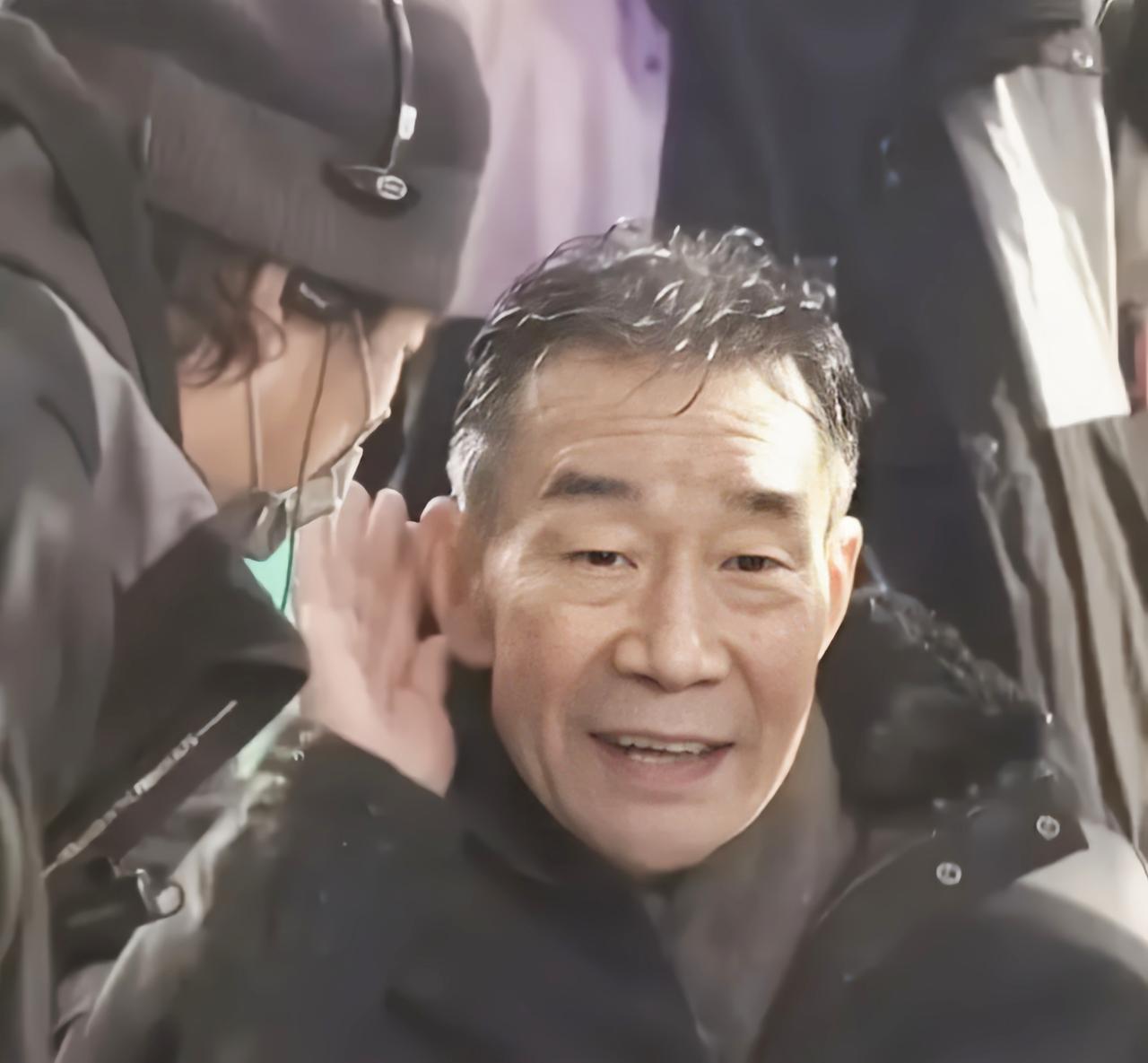 72岁李雪健双耳彻底失聪，交流全靠语音转写器可他还在坚持拍戏
前两天跟朋友聊起老