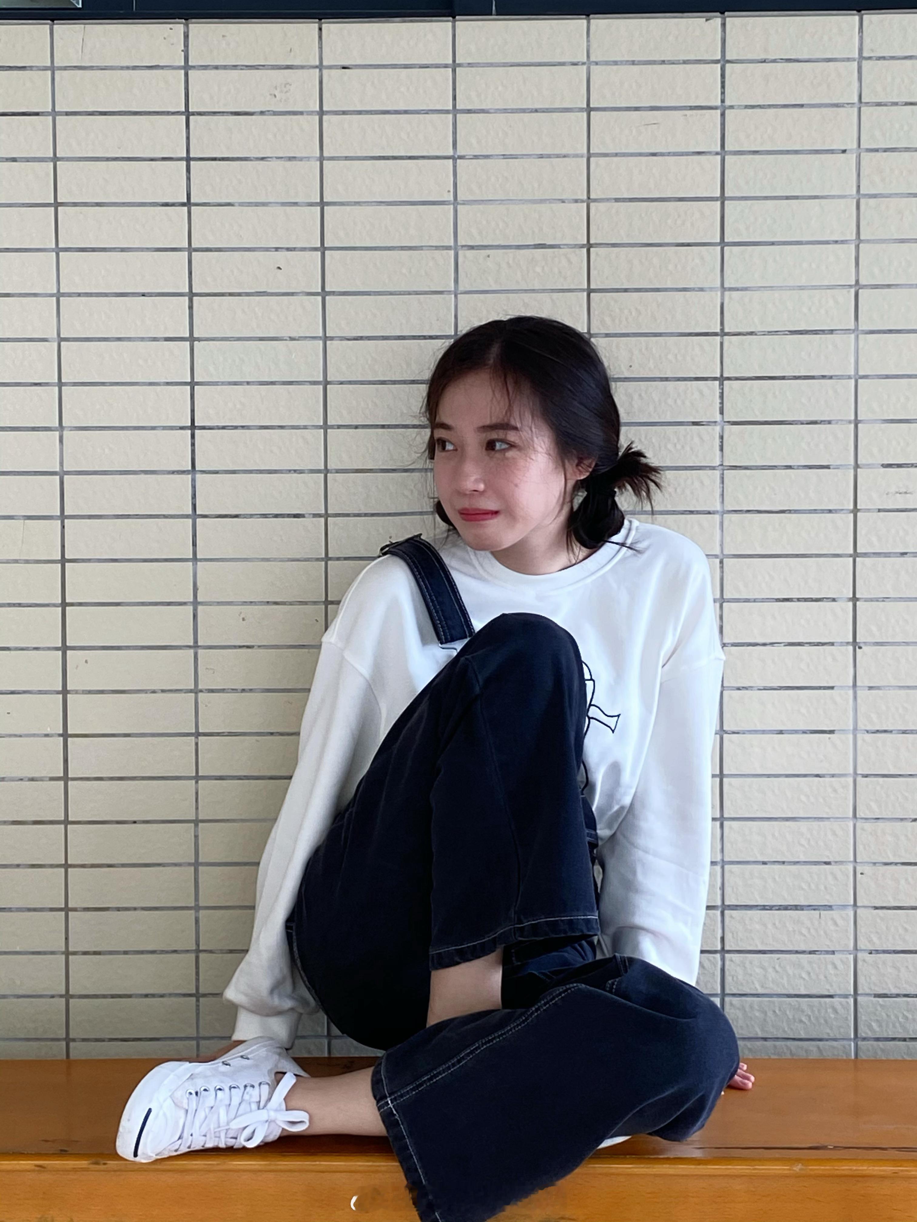 百度云最近天天给我推送大学来 图一就本人臭美拍一半看到有人来又社恐的样子 