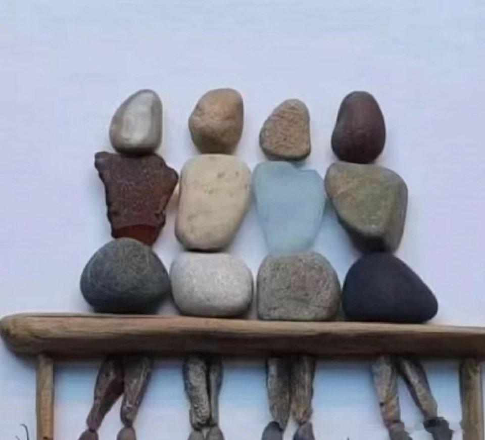 有心的人，哪怕是一些平凡无奇的#石头# ，也能巧妙地组合，塑造出让人心生欢喜的美