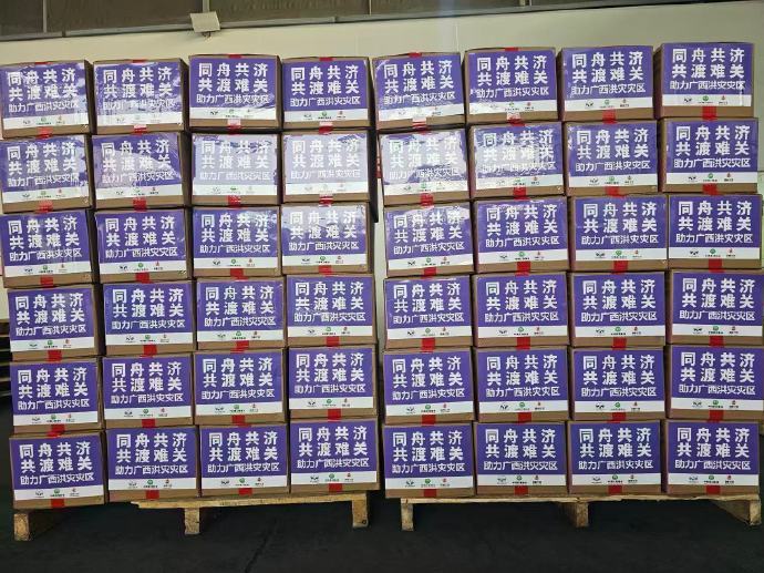 张艺兴驰援广西 张艺兴驰援广西灾区，向广西捐赠救灾物资，包含 10000盒煲仔饭