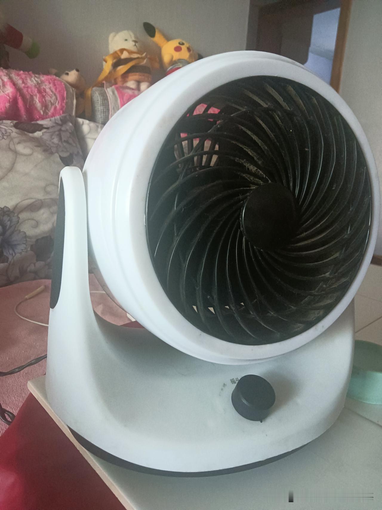我用的这台小风扇今天算是彻底“罢工”了！通上电源线还能正常摇头，能听见机器运转声