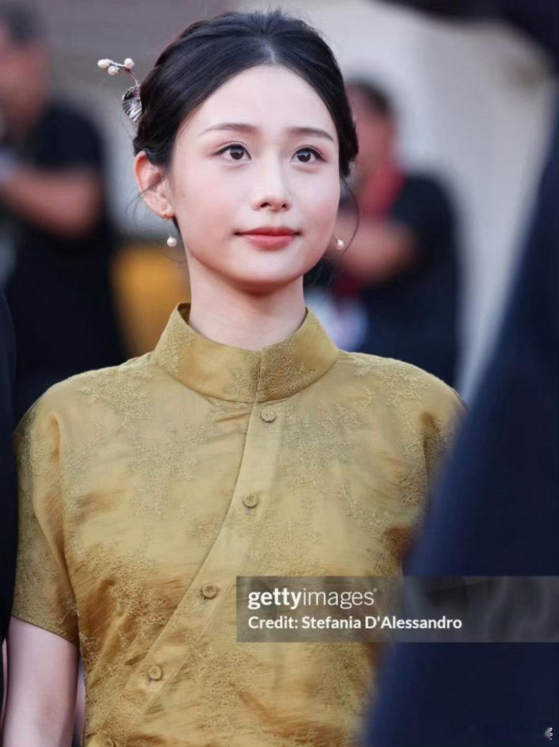王晓慧g社生图，好温婉的旗袍美人，这么淡的妆容和简约的装饰都能这么漂亮吗！ ​​