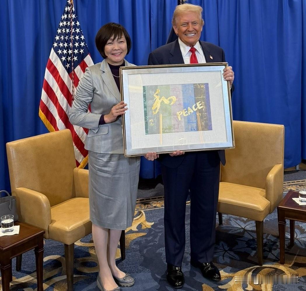 安倍晋三的遗孀安倍昭惠在川普离开日本前，赠送了她亲手创作的艺术品，写着“和平”和