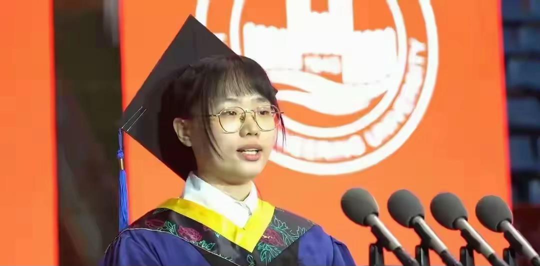 山西1女孩出生就被父母抛弃，养父捡到带回家抚养，10岁养父因病离世，70岁的邻居