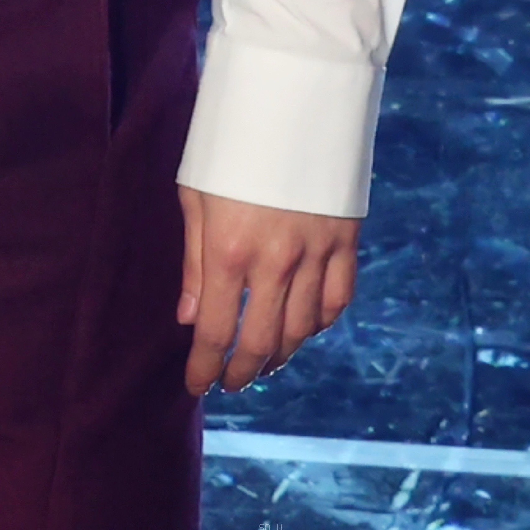 除了脸蛋儿，还有手啊～皮肤太薄了牵起他的手👫用指腹轻轻揉搓他的爱心血管他感受到