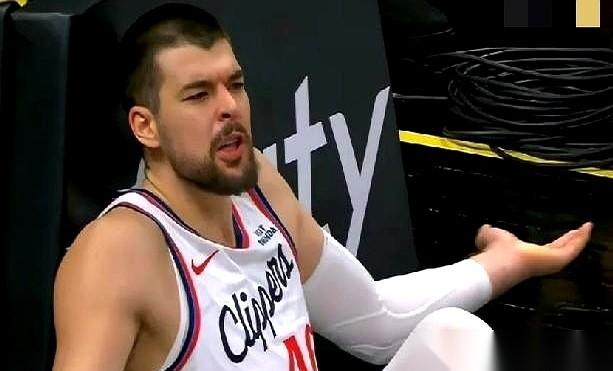 别提那三连胜了，假的，都是幻觉。
就这一场，直接把快船打回了原型。
人家约老师，