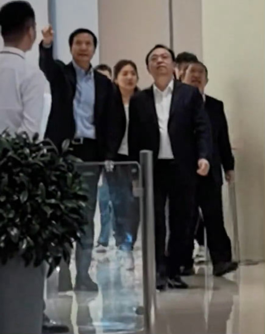 雷军带王传福参观小米工厂小米已经取得了新能源第一大厂的认可，都说了是友商该尊重小
