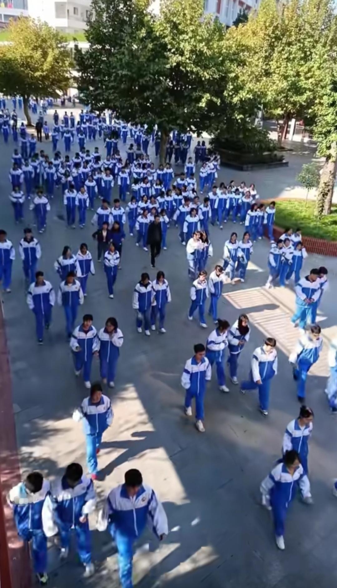 平时大家都错怪了学校，其实学生买校服都是自愿的，学校并没有强迫学生订购校服。我闺