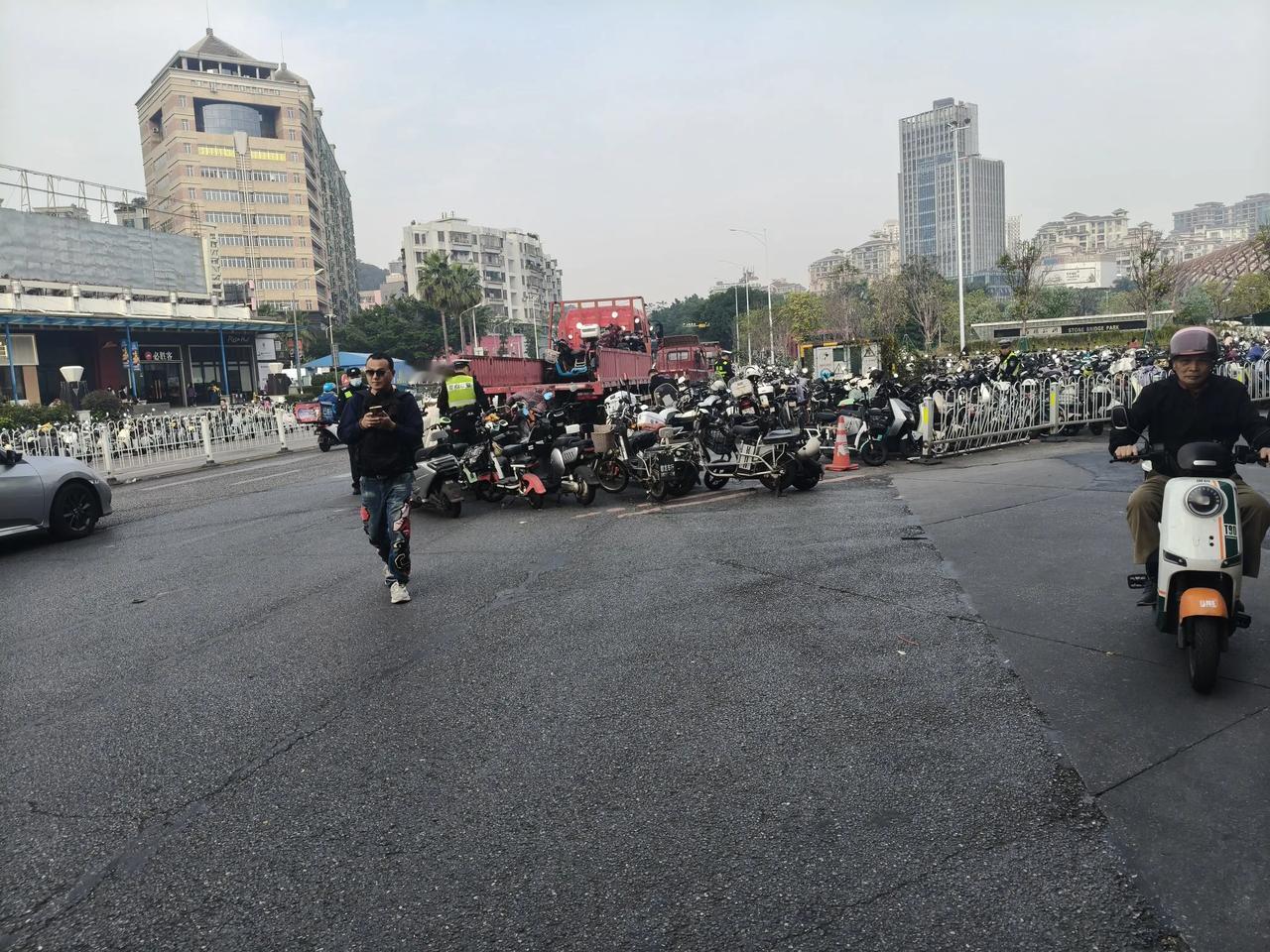 交警来清理电瓶车了。
有一个三角空地，开始停了一些电动车，后来越停越多。更过分的