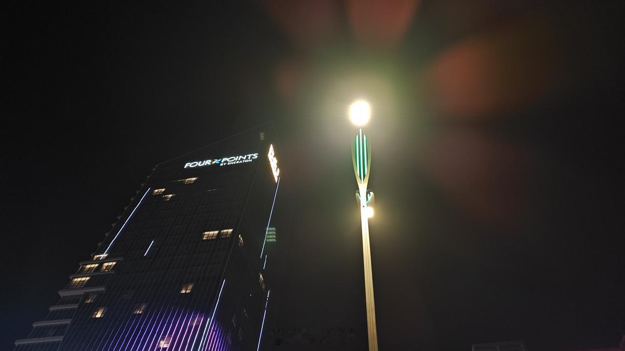 高新六路改造后的灯都亮了。怎么没有见到官宣呢？

没有高新大道豪华，但也还可以。