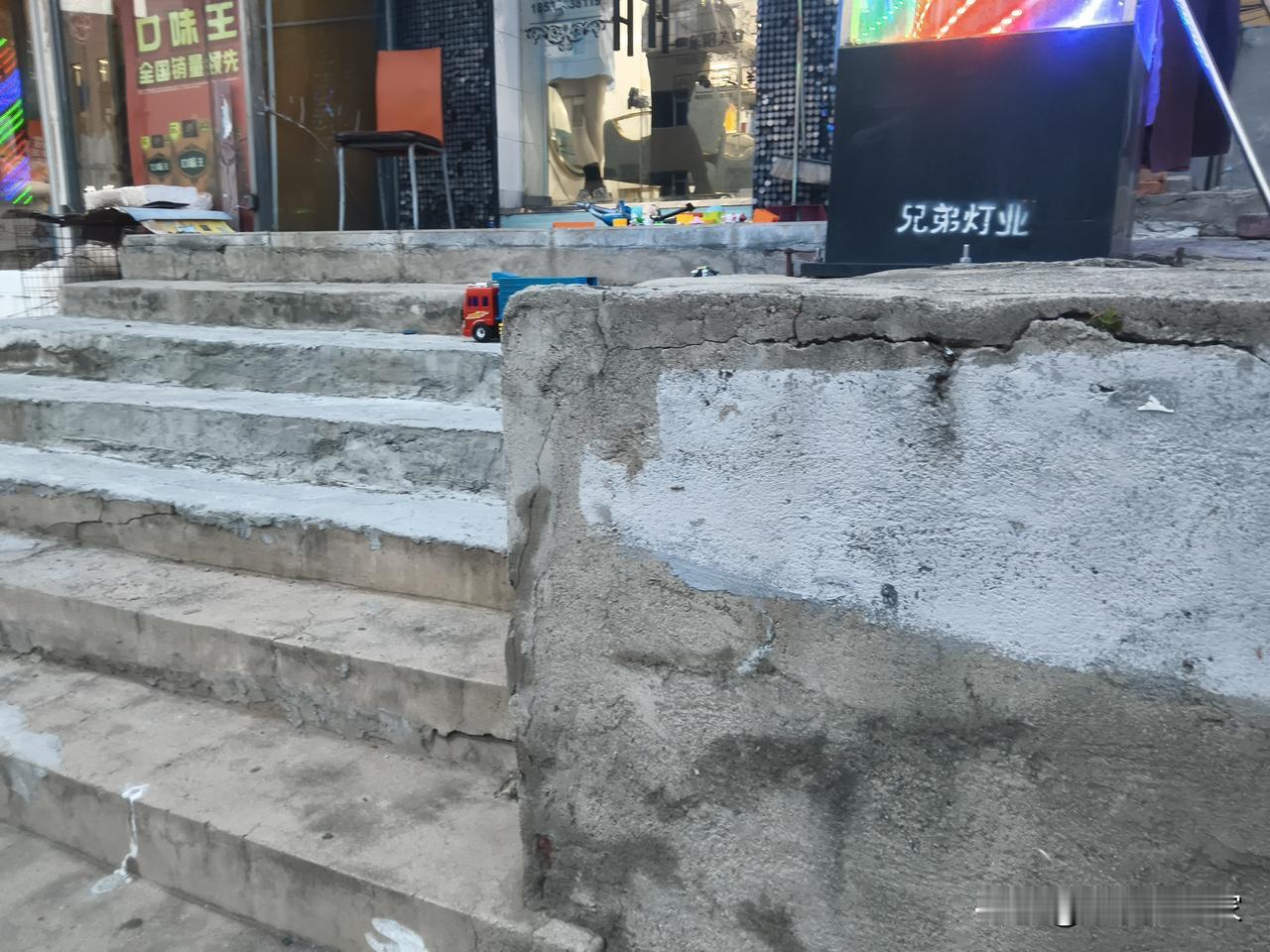 大连某街头的一家小店门前摆放着小孩子的玩具。不知道为啥，也没有人玩儿也没人拿走。