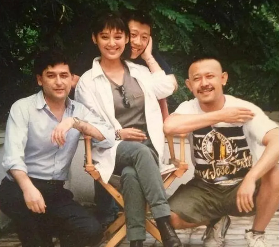 姜文喜欢的四个女人中只有周韵看姜文的眼神不一样，其他的三个都不好拿捏吧！ ​​​