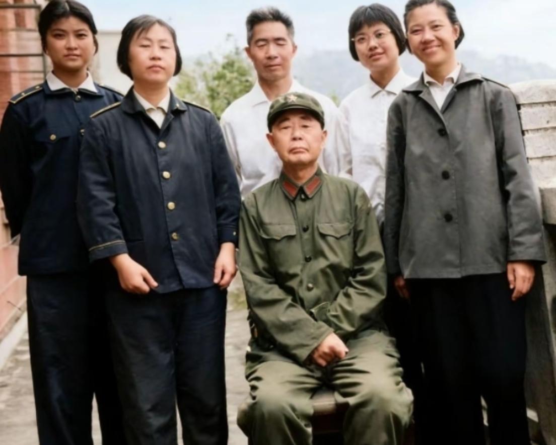 60年代，陈明仁上将和家人，一张温馨的合影，新中国成立后，他率部开赴广东湛江，担