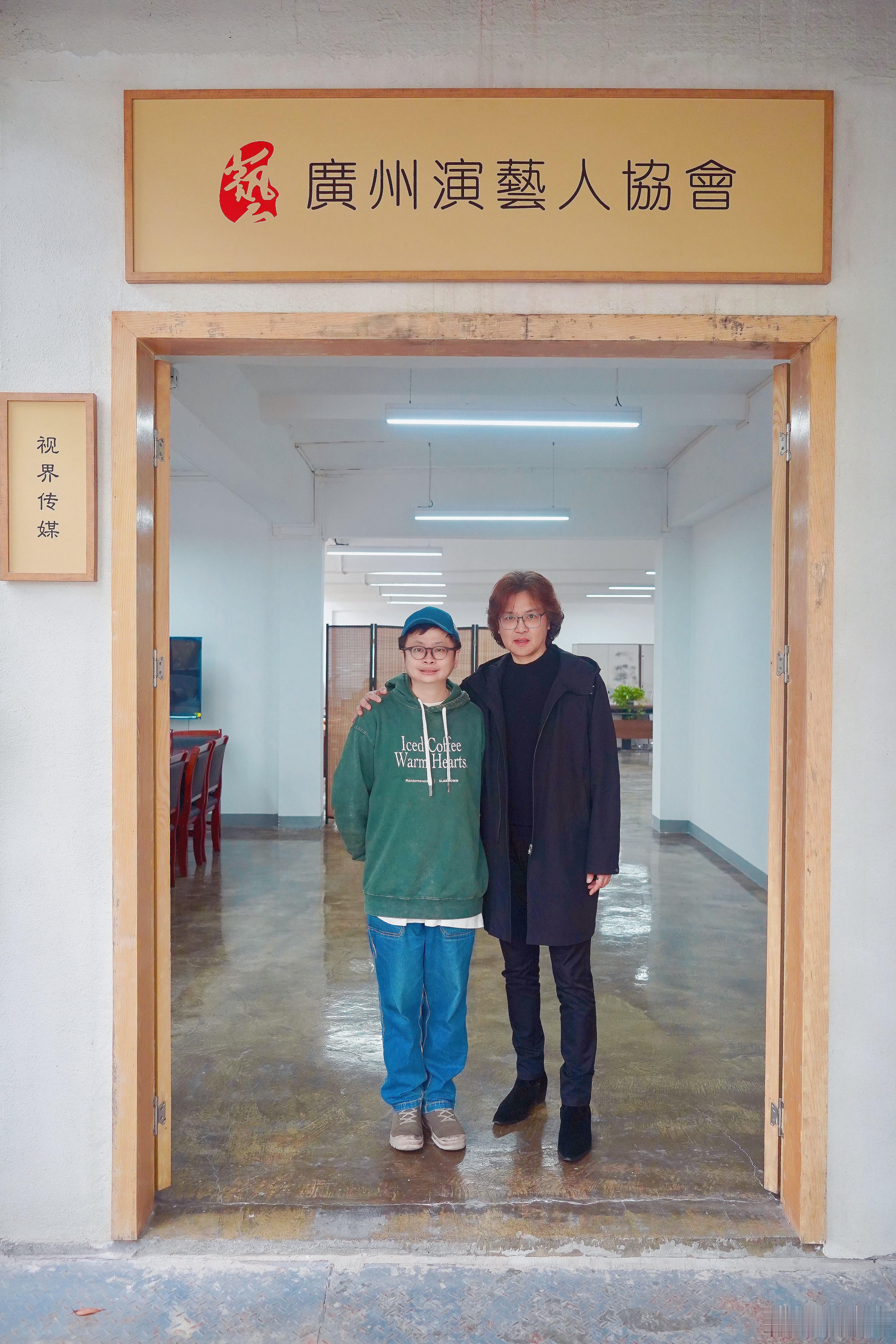 上世纪八零年代的广东乐坛，大家都在争着唱翻唱歌：唱港台，唱日本，唱欧美……翻唱歌