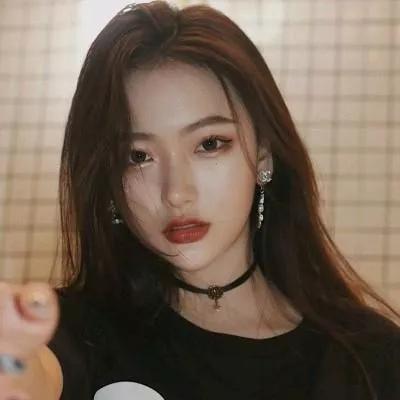 这款黑色T恤，搭配大耳环和项链，瞬间提升整体气质！