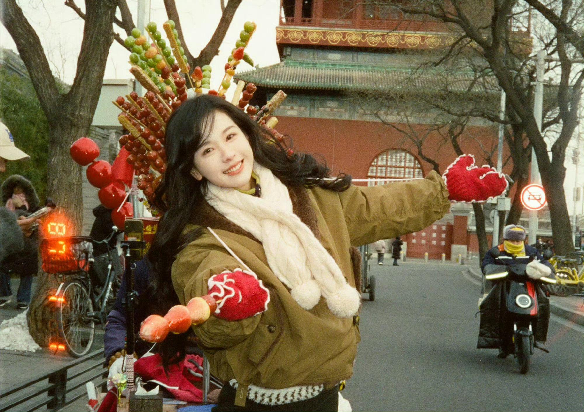 陈都灵鼓楼写真陈都灵糖葫芦写真 糖葫芦造型软萌又可爱，喜气洋洋活力在线