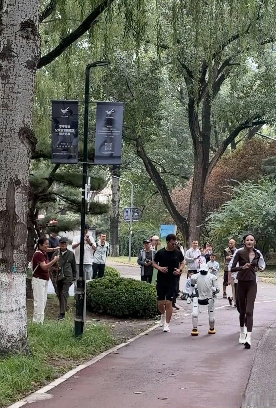 张蓝心说机器人跑步太废了偶遇张蓝心和机器人比赛跑步张蓝心谁说机器人能替代人类 不