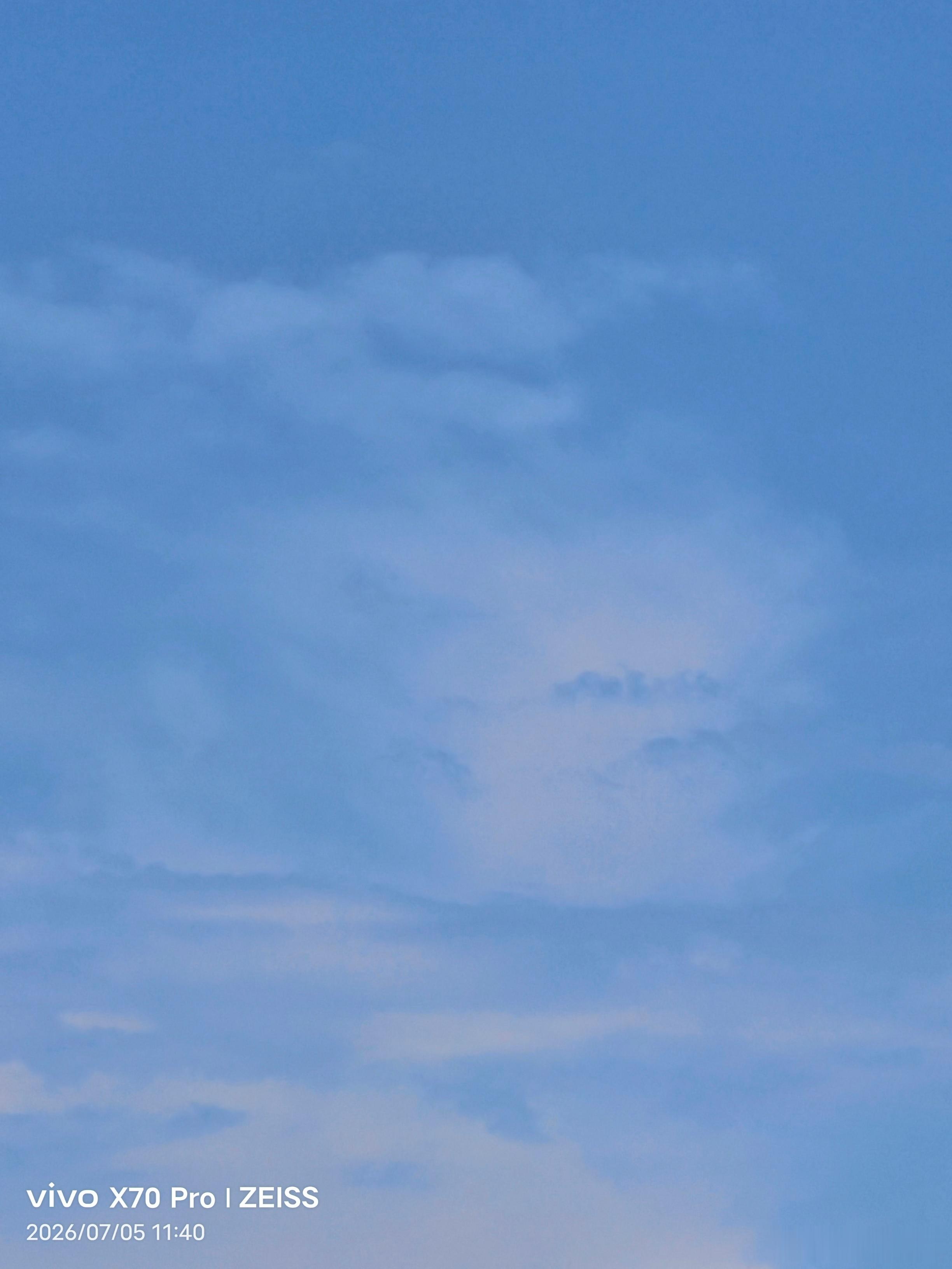 vivo 凌晨的雨依然没有阻挡住这份“热情”，天空的云朵都显得这么美。手机随手拍
