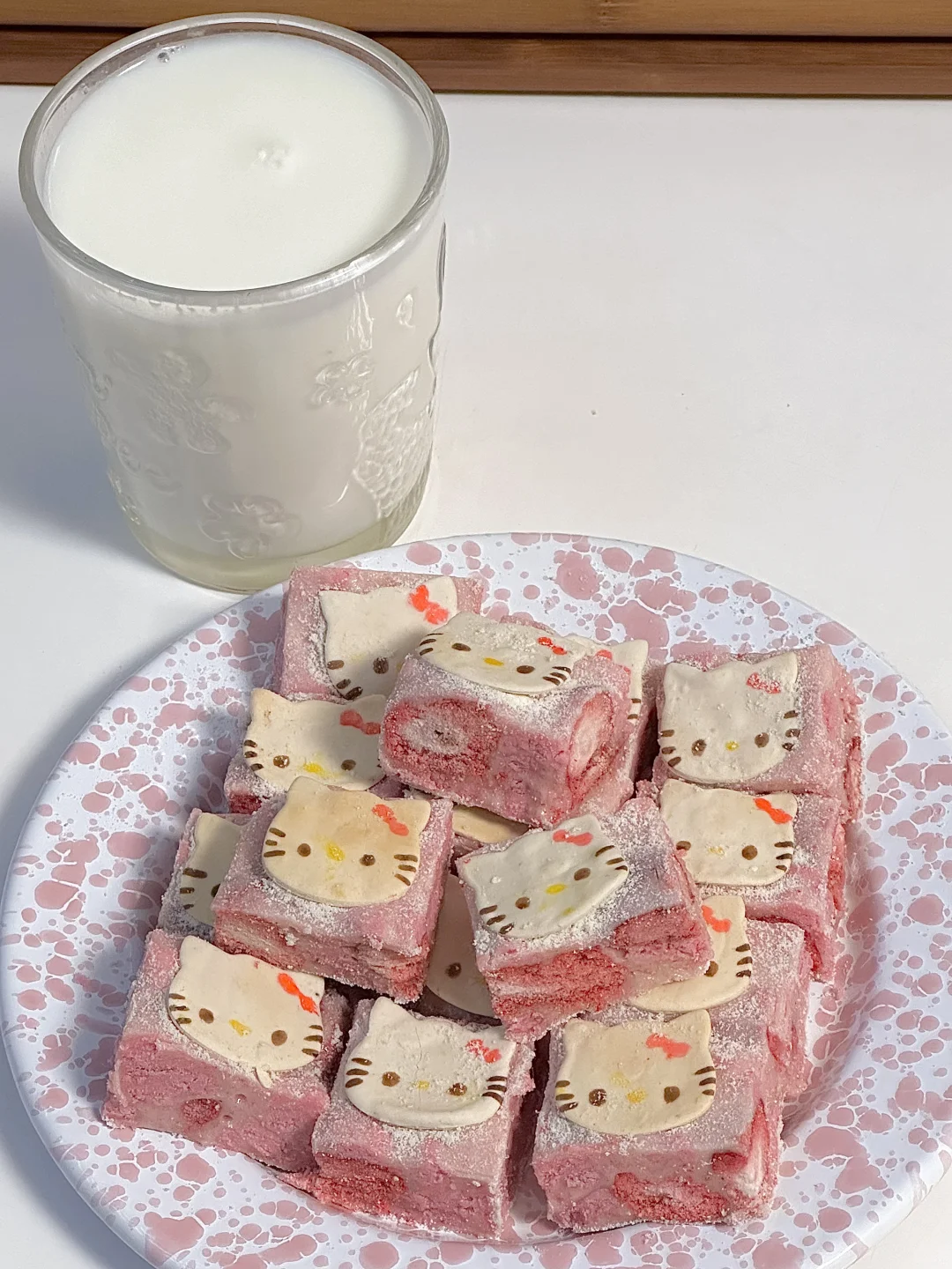 Hello Kitty草莓雪花酥配甜牛奶