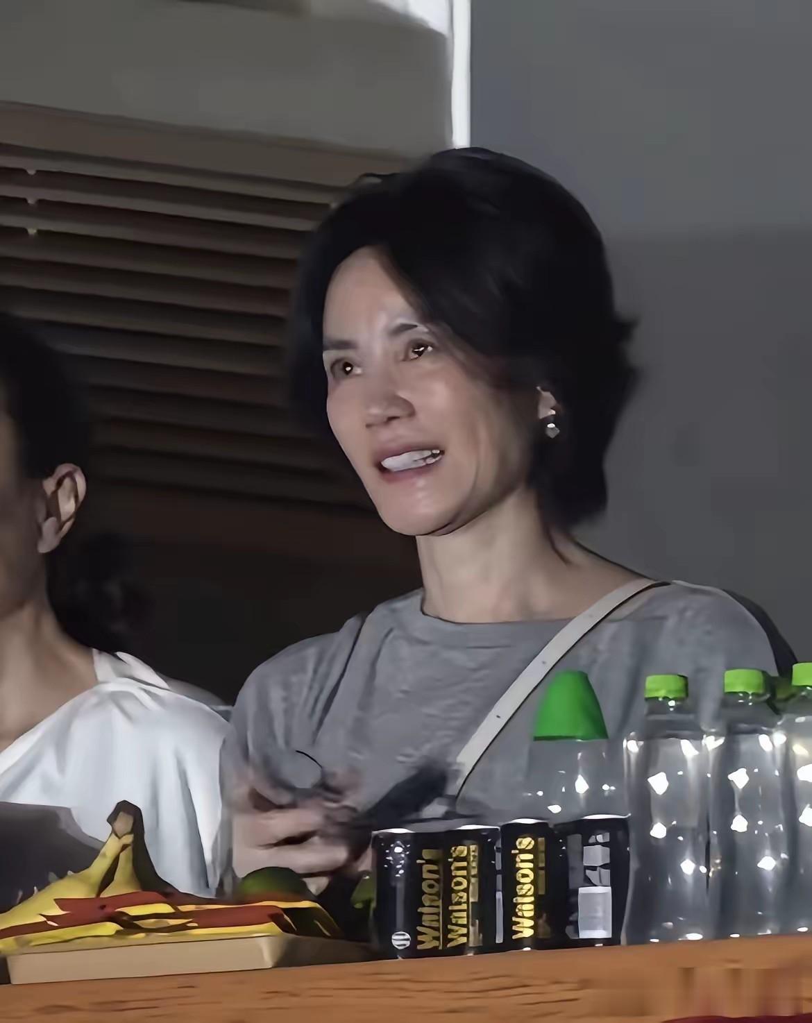 王菲优雅变老了，她和谢霆锋会到白头吗？王菲年龄上来了，看着一眼就能看出有皱纹，谢