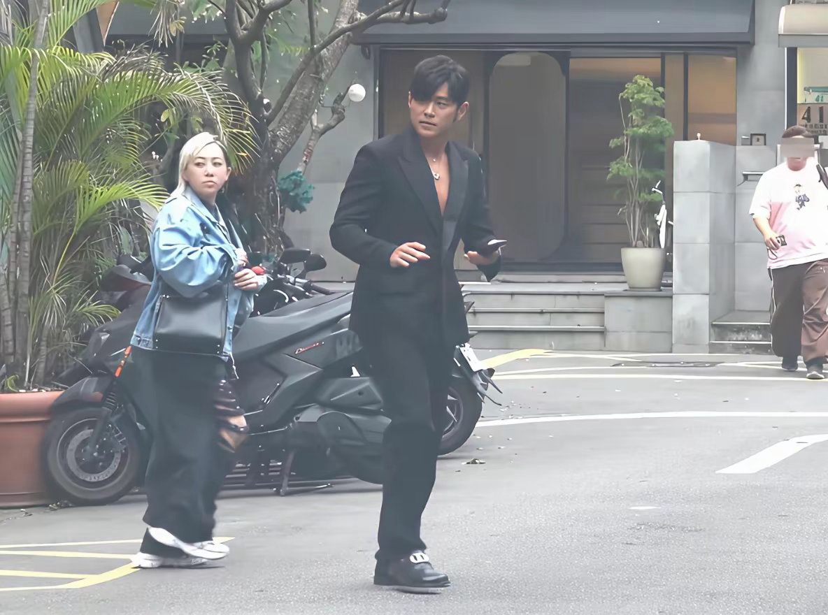 又被🐶仔拍啦，这么大把岁数了但不得不说哥是真帅