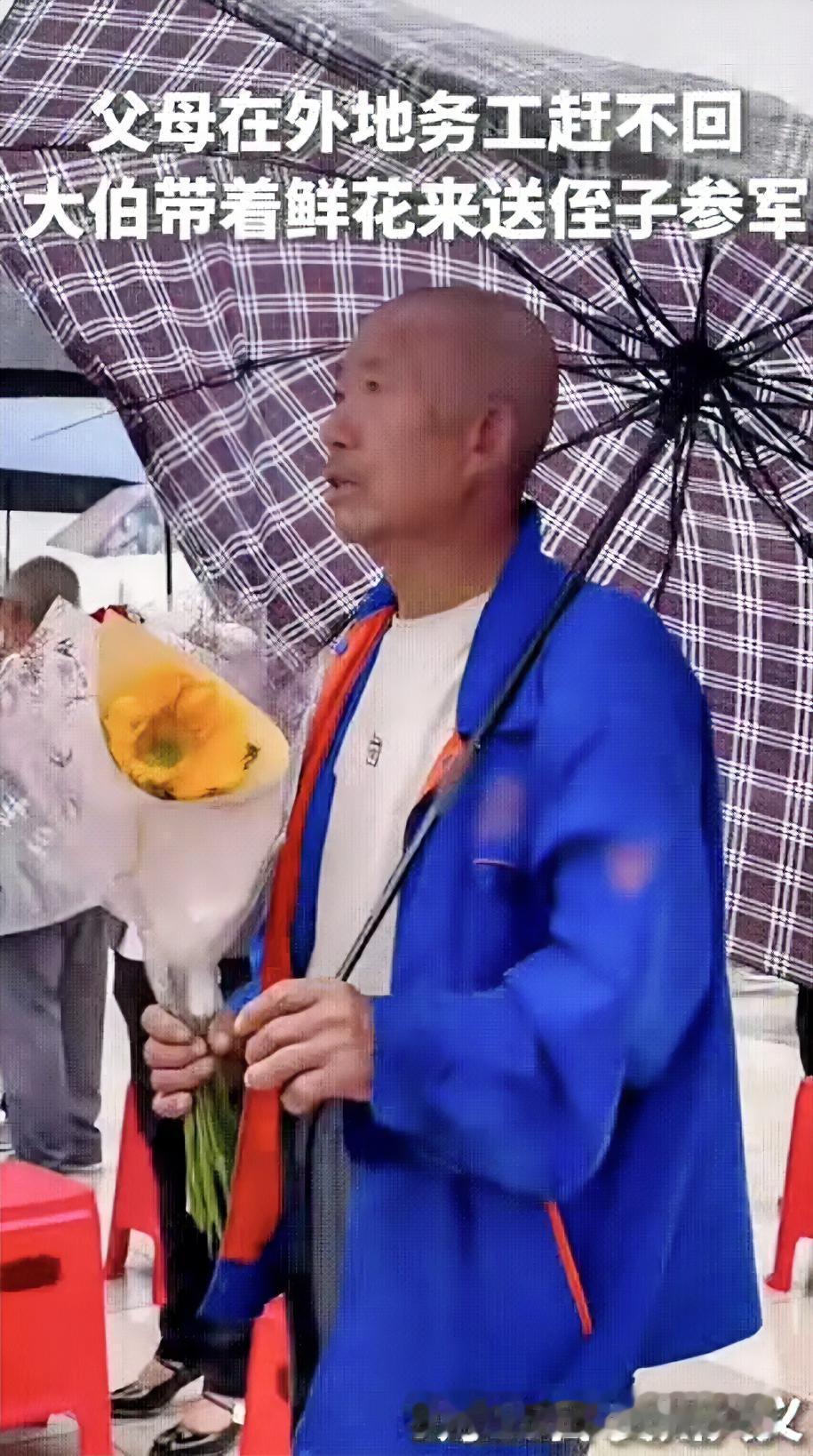 “火到人民日报了！”，贵州兴义，男子即将入伍，父母在外务工本以为会是自己“独自出