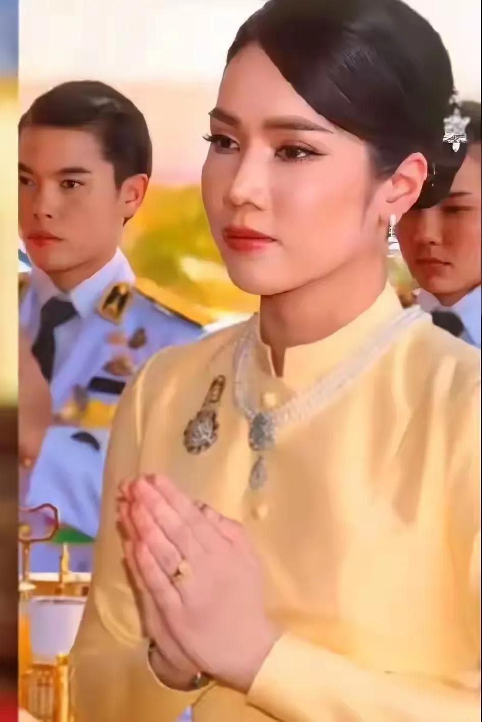 老男人泰王的两个新宠那苦大仇深的模样说明了嫁给王的她们很不幸福。
但愿最后她们可