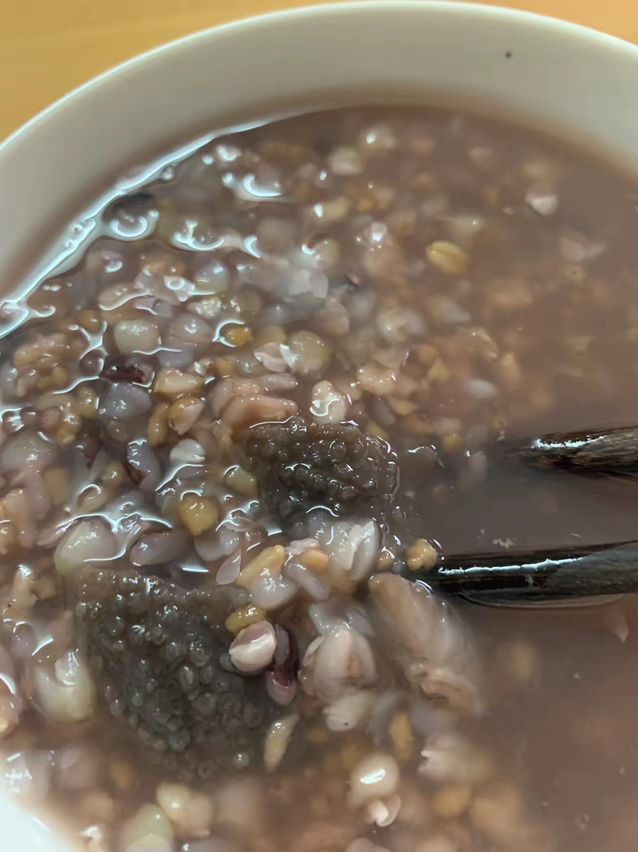 海参这样吃，不腥不寡淡，滋补还顺口
 
很多人觉得海参淡而无味，甚至说它的营养和