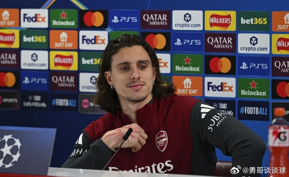 五大联赛这里有料 3月31日讯 日前，阿森纳后卫卡拉菲奥里拒绝为一名球迷签名，原