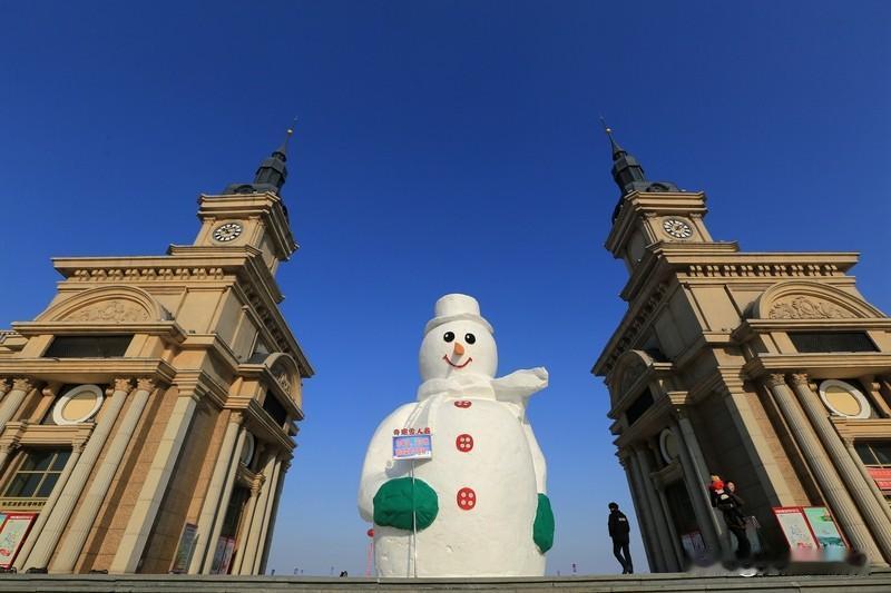 哈尔滨的超大雪人火出圈啦，没想到它居然不是堆的！以往咱们印象里雪人都是一点点用雪