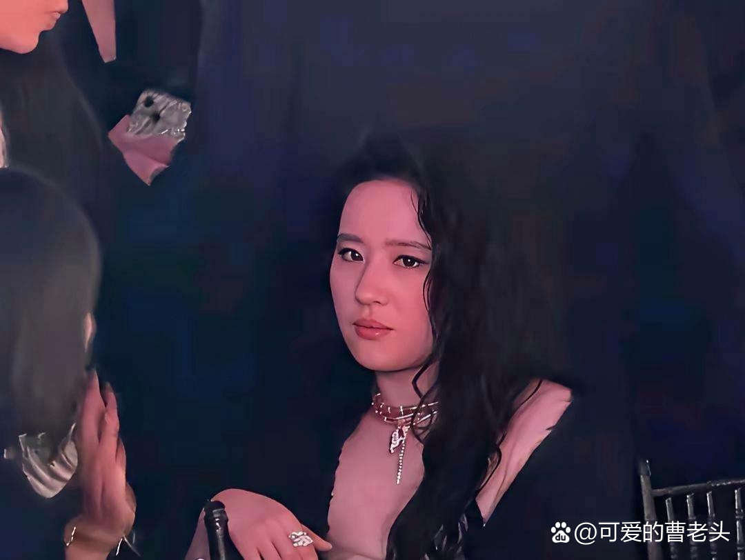 刘亦菲喝醉酒微醺，发现被偷拍后，眼神刀人，很真实 