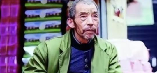 1992年，武汉街头的煎饼摊主捡到2个女婴,他终生未娶，二十 年后，丫头们出息了