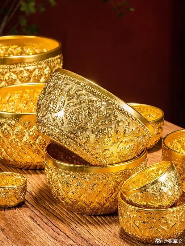 金银再度回落  2月4日，这行情跟坐过山车似的！ 现货黄金日内涨幅从近3%收窄到