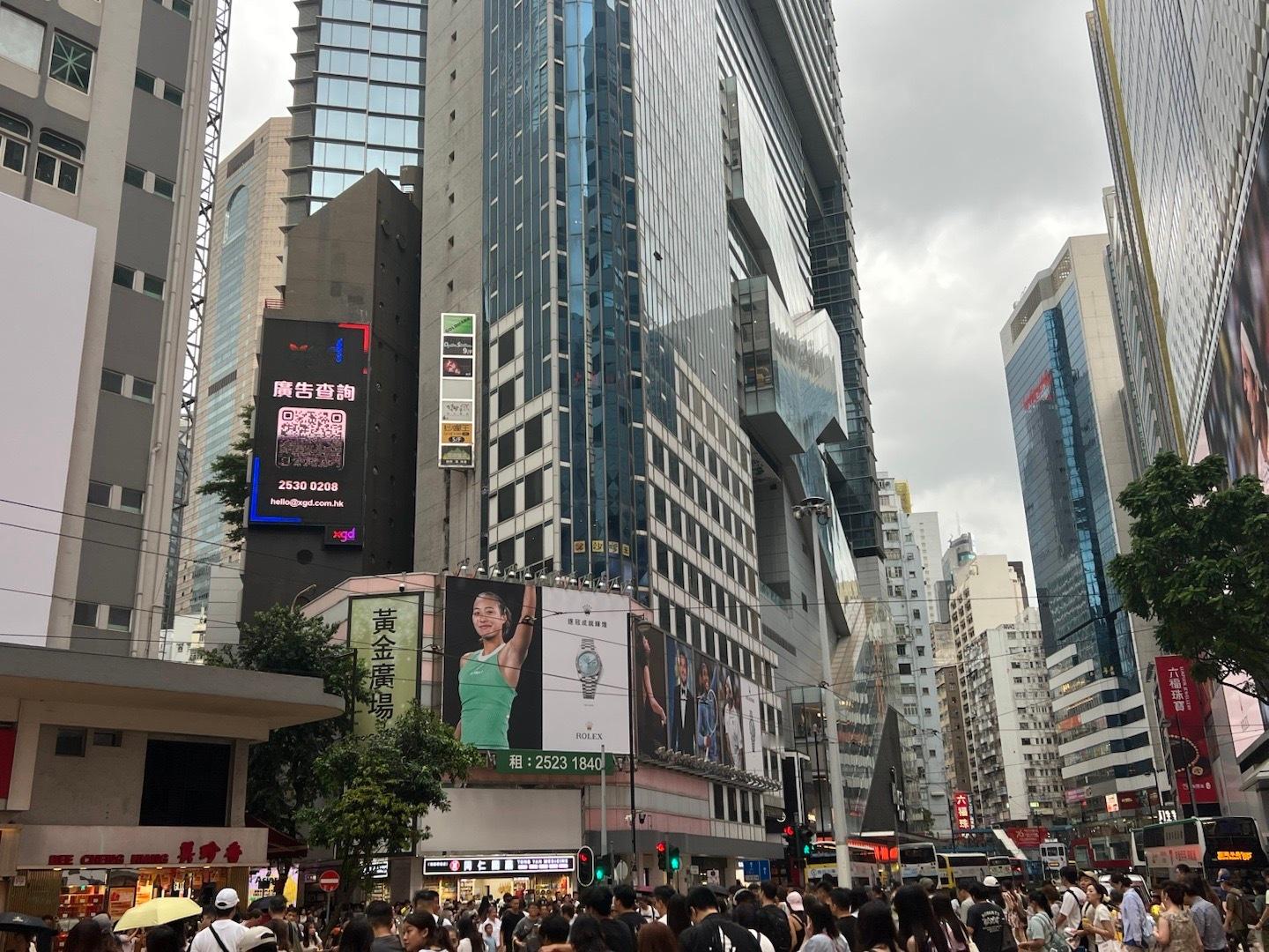 香港街头，看到郑钦文海报  ​​​