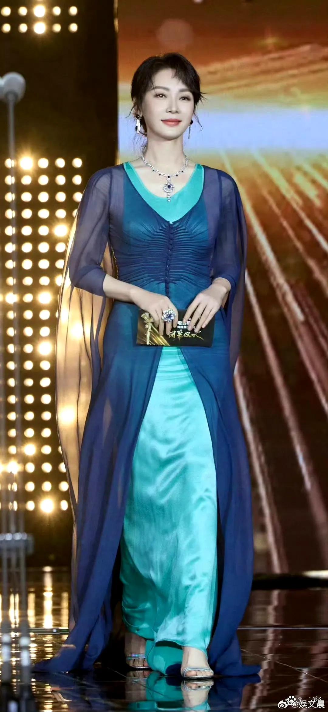 站在舞台上的她优雅自信从容，淡淡的微笑让她看起来温婉柔美！塑造过的很多角色都成为
