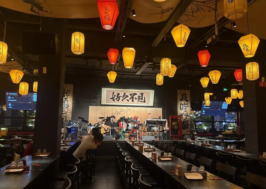 这才是烧烤酒馆的意义
重写人与城市夜晚的相处法则。或许周末的去处不在喧闹里，而在