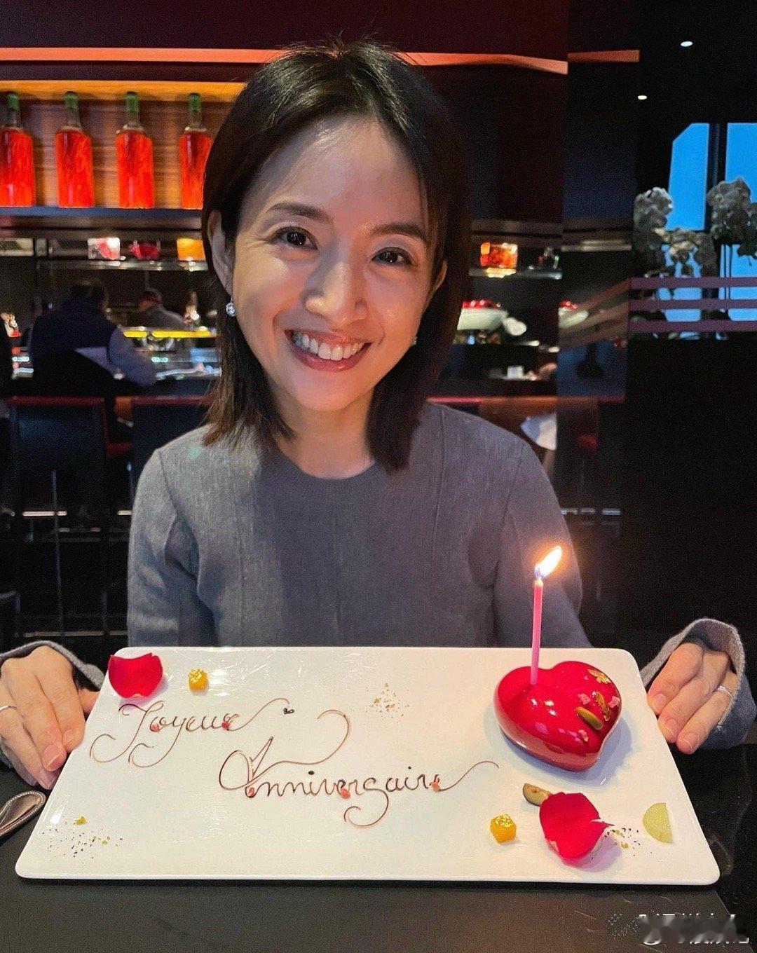 林依晨晒庆生照，原图直出，主打一个真实 