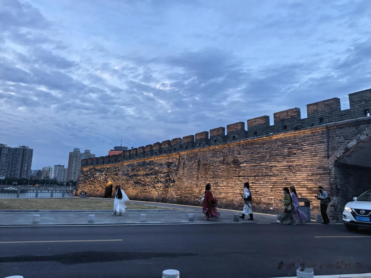 晚上在襄城古城墙周边散步，偶遇了乔峰，阿朱，郭靖，黄蓉等人物的cosplay,突