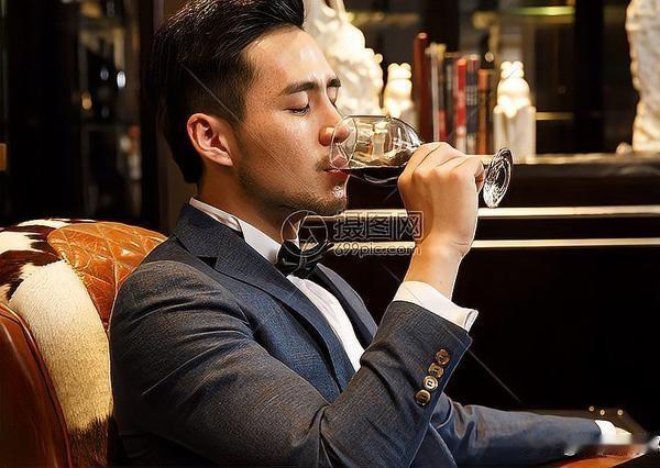 《酒的陪伴》
 
人这一生，七十余载寒暑，半世风雨奔波，半世烟火安然。回望来路，