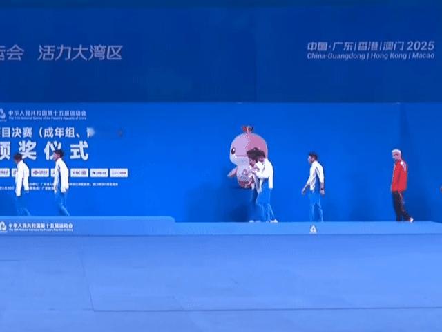 娃子也是燃尽了😢颁奖仪式需要搀着走了都，右边的腿看着不能用力，领奖台都是蹦上去