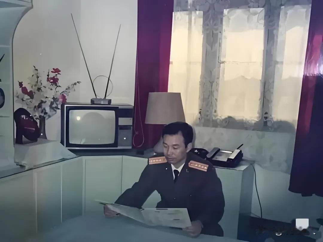 李湘她爸年轻时候是真帅啊！不光人长得周正，眉眼间那股子劲儿，一看就特像当过兵的，