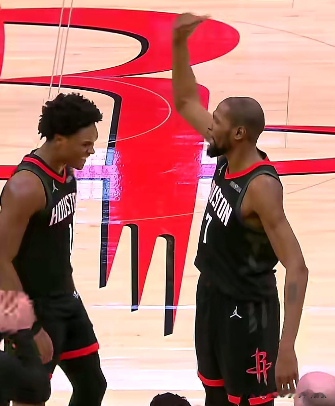 今日NBA赛事看点
1  杜兰特面对老东家太阳毫不留情，昨天太阳这么绝杀别人，今