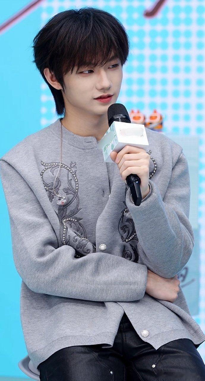 张子墨最近也在服美役原来张子墨也在认真“服美役”，为了舞台默默克制、严格管理状态