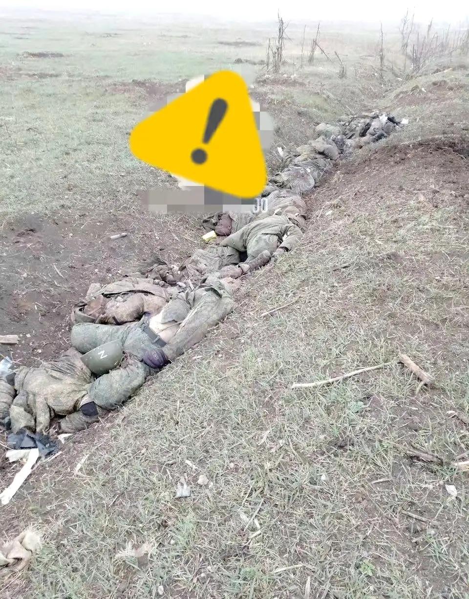 2023年，俄乌战场，几名阵亡的士兵，照片中的他们横七竖八，躺在一条排水沟内，已