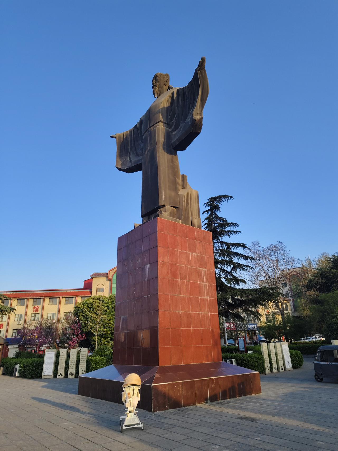 我在巩义吃了个饭
说起来，巩义到郑州没多远，也就90来公里。不知为什么，今天我们